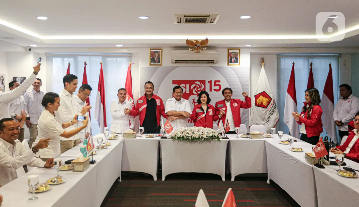 Isyana mrnyebut Prabowo akan berkunjung ke PSI berdama dengan jajaran DPP Partai Gerindra. "Pak Prabowo dan rombongan DPP Partai Gerindra akan bersilatutahim ke basecamp DPP PSI," kata Isyana. (Liputan6.com/Faizal Fanani)