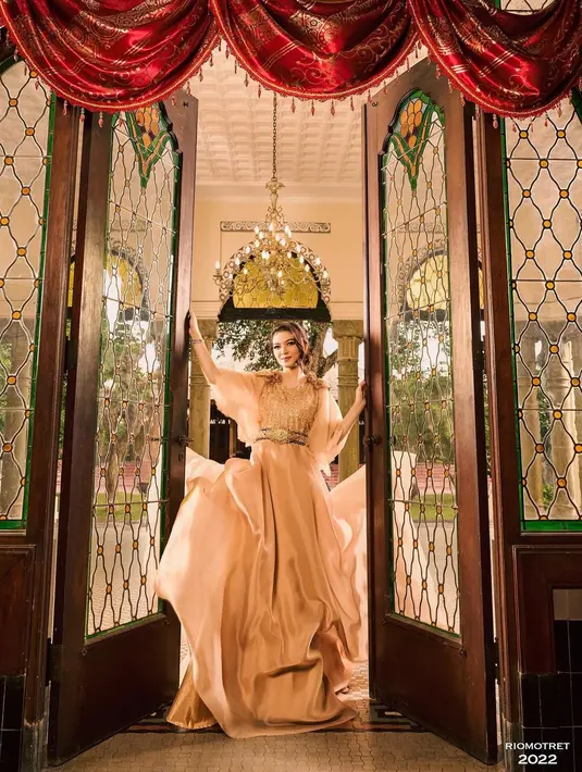 Selvi kini tampil modern berbalut gaun nuansa gold rancangan Rory Wardana Poesponingrat. Menambah kemewahan, gaun dengan detail lengan batwing itu dipadukan dengan aksesori belt warna emas. [@doleytobing]