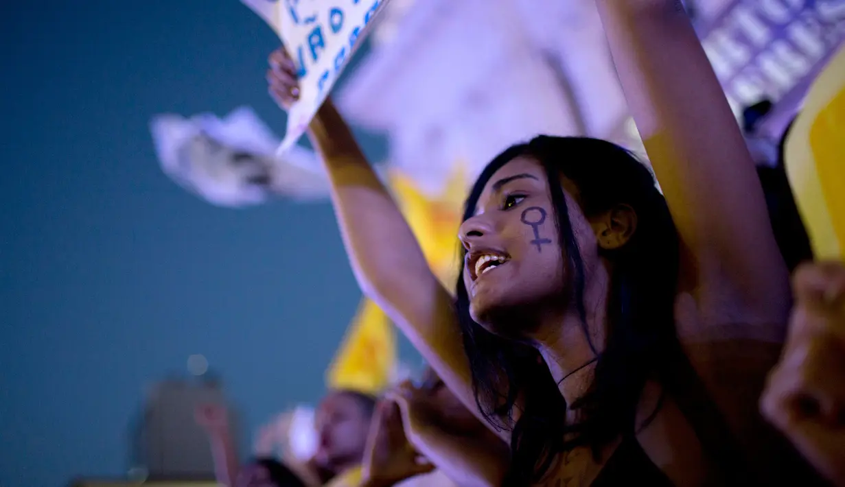 Sejumlah wanita menggelar protes pelarangan aborsi di Rio de Janeiro, Brasil (13/11). Sebagian dari mereka juga melakukan aksi telanjang dada sebagai bentuk protes terhadap larangan aborsi. (AP Photo / Silvia Izquierdo)