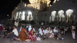 Sejumlah warga mengungsi di halaman masjid Raya Baiturrahman pasca gempa bumi di Banda Aceh, Rabu (11/4). Ribuan warga panik dan mengungsikawasan yang lebih tinggi serta jauh dari pantai untuk mengantisipasi tsunami menyusul gempa bumi berkekuatan 8,9 SR yang terjadi 11 April 2012 pukul 15.38 WIB. (Antara)
