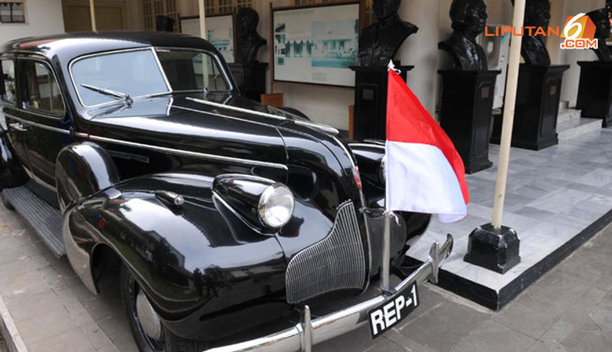 Jelang Tujuh Belasan, Mobil Soekarno Dimandikan - Foto Liputan6.com