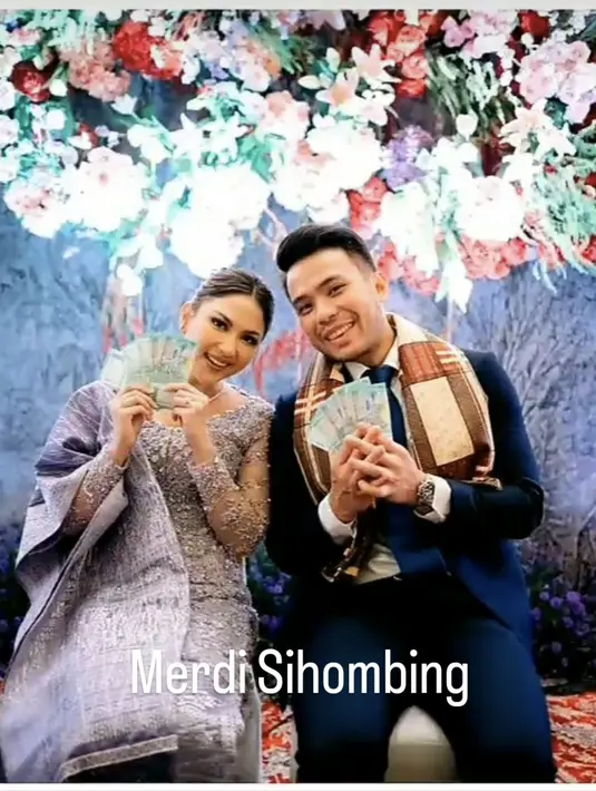 Merdi juga mengatakan jika kain tenun songket Tapak Catur atau Satur ini menjadi saksi bahwa budaya tenun di tanah Batak tidak akan pernah mati. Dan tidak berhenti penciptaannya. [Foto: Instagram @merdisihombing]