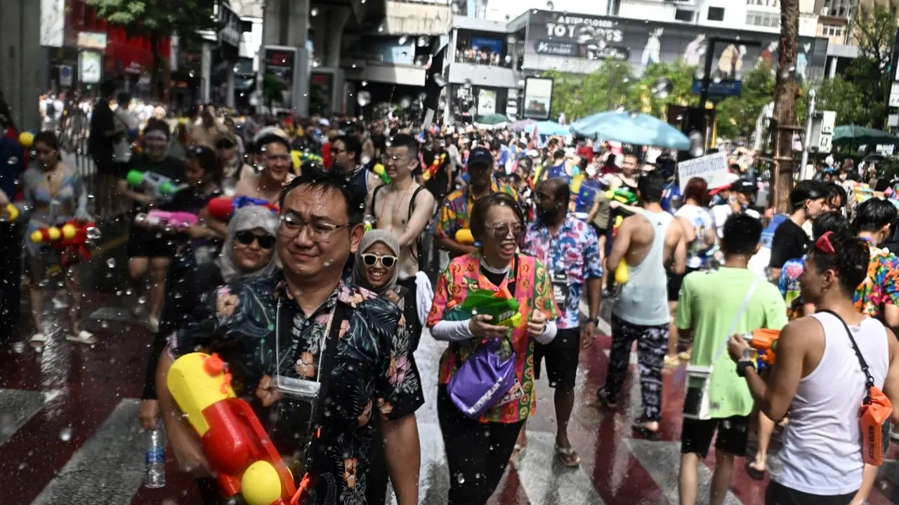 Rupa-rupa Liburan Songkran Thailand, dari Imbauan soal Risiko Tenggelam hingga Warlok Malah Melancong ke China