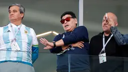Ekspresi mantan bintang sepak bola, Diego Maradona (tengah) saat menyaksikan laga antara Argentina dan Islandia dalam penyisihan Grup D Piala Dunia 2018 di Stadion Spartak, Moskow, Rusia, Sabtu (16/6). (AP Photo/Ricardo Mazalan)