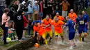 Pertandingan sepak bola tradisional ini telah berlangsung selama lebih dari 100 tahun. (AP Photo/Frank Augstein)