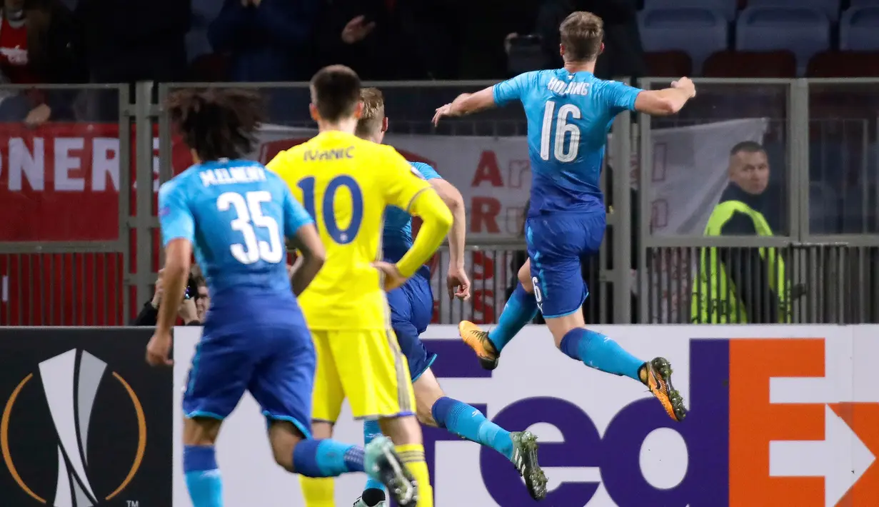 Pemain Arsenal, Rob Holding berselebrasi setelah mencetak gol ketiga untuk timnya ketika bertandang ke markas BATE Borisov pada lanjutan fase Grup H Liga Europa 2017/18, Kamis (28/9). Satu gol Holding mewarnai kemenangan The Gunners 4-2. (AP/Sergei Grits)