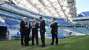 Presiden Rusia, Vladimir Putin bersama Presiden FIFA, Gianni Infantino mengunjungi Stadion Fisht di resor Laut Hitam Sochi, Kamis (3/5). Fisht Stadium menjadi salah satu  venue untuk Piala Dunia 2018. (Alexey NIKOLSKY/SPUTNIK/AFP)