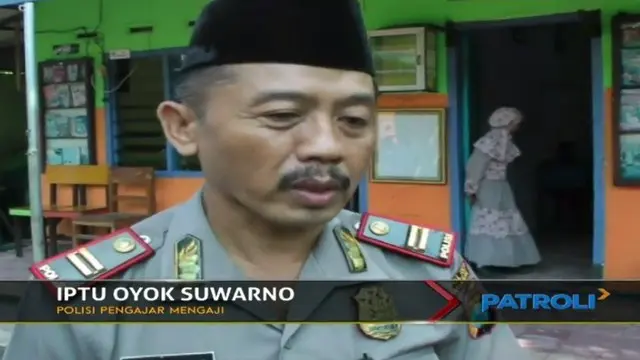 Seorang polisi di Nganjuk, Jawa Timur, mengajar puluhan anak berkebutuhan khusus, mulai dari jenjang SD hingga SMA.