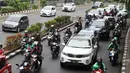 Pengendara sepeda motor melintas di Jalan HR Rasuna Said, Kuningan, Jakarta, Kamis (22/6). Tiga ruas jalan protokol yang tidak boleh dilalui sepeda motor yakni Jalan Rasuna Said, Jalan Sudirman, serta Jalan Gatot Subroto. (Liputan6.com/Immanuel Antonius)