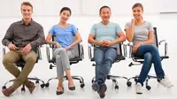 Kebiasaan Menyilangkan Kaki Saat Duduk Berbahaya bagi Kesehatan