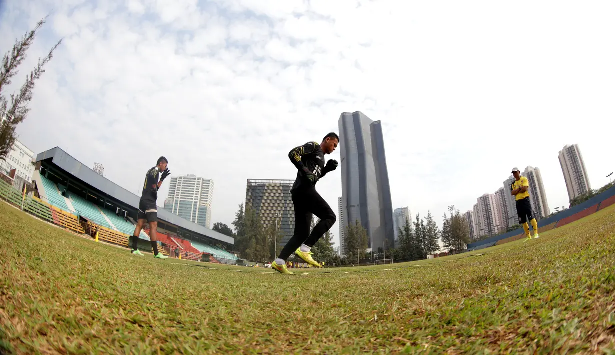 Kiper Sriwijaya FC, Dian Agus Prasetyo, serius berlatih di Stadion Soemantri Brojonegoro, Jakarta, Jumat (16/10/2015) pagi WIB. (Bola.com/Nicklas Hanoatubun)