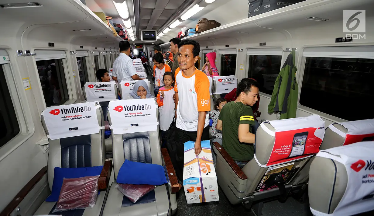 Suasana pemudik kereta tujuan Solo di Stasiun Gambir, Jakarta, Selasa (12/9). Para pemudik diangkut menggunakan kereta api executive tujuan Yogyakarta, Solo dan Surabaya. (Liputan6.com/Fery Pradolo)