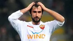 Reaksi striker AS Roma, Mirko Vucinic seusai kegagalannya mencetak gol di laga Serie A melawan Inter Milan di San Siro Stadium, 1 Maret 2009. AFP PHOTO / GIUSEPPE CACACE 