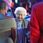 Ratu Elizabeth II pergi setelah menghadiri perayaan Platinum Jubilee "A Gallop Through History" di Royal Windsor Horse Show di Windsor Castle pada 15 Mei 2022. (STEVE PARSONS / POOL / AFP)