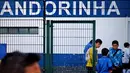 Pesepak bola muda CF Andorinha berkumpul jelang berlatih di Funchal, Madeira, Portugal, (30/4/2016). CF Andorinha adalah klub masa kecil bintang Portugal, Cristiano Ronaldo. (AFP/Patricia De Melo Moreira)