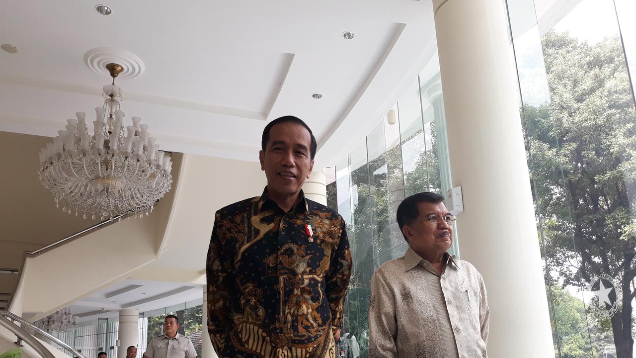 Presiden Joko Widodo (Jokowi) bertemu dengan Wakil Presiden Jusuf Kalla di kantor Wapres, Jalan Merdeka Utara, Kamis (9/8/2018).
