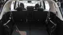 Bagian belakang menghadirkan konsep desain Hexaguard Horizon yang terinspirasi dari ban cadangan Mitsubishi Pajero legendaris. (Liputan6.com/Herman Zakharia)