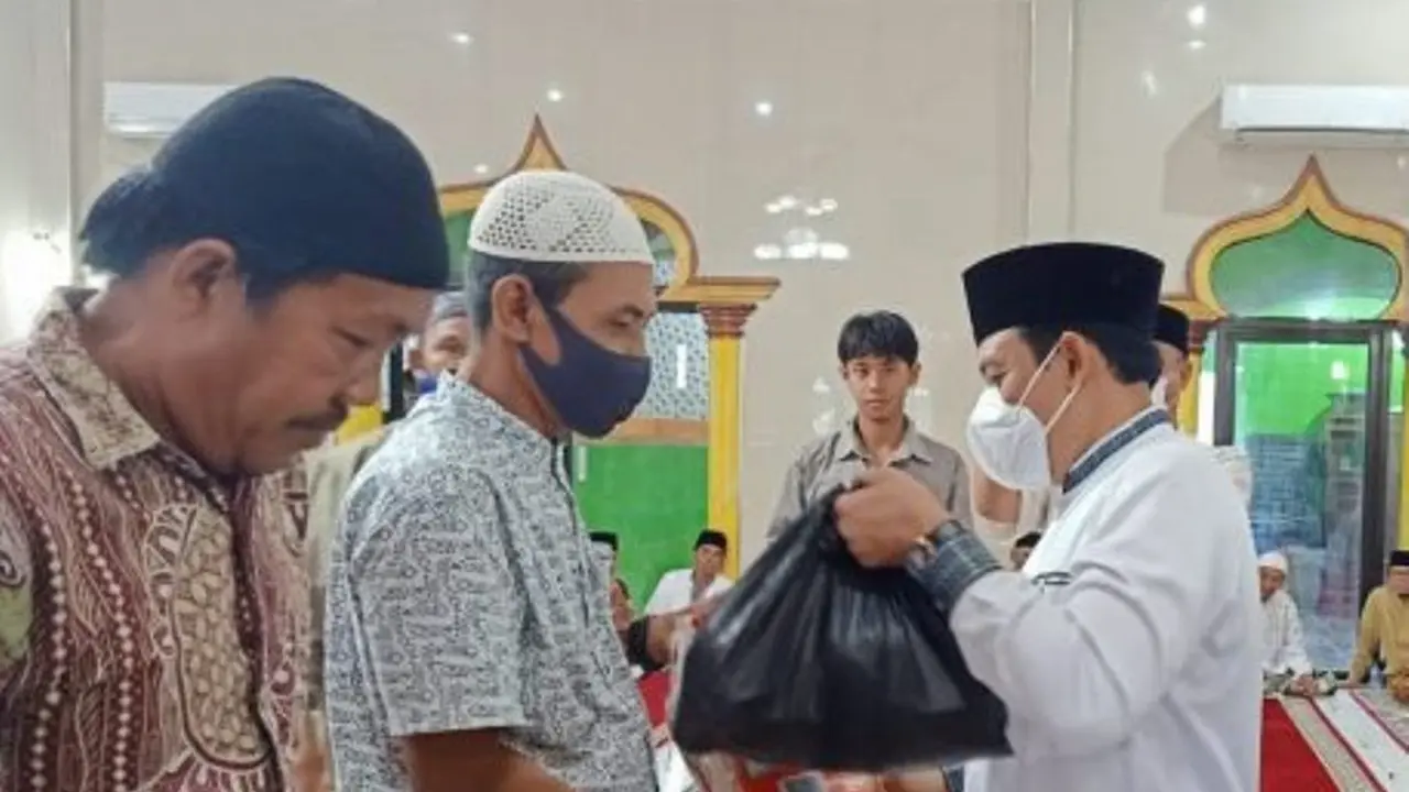 Penggali Kubur, Guru Ngaji Dan Rubiyah Dibantu Sembako Dari Plt Wali Kota Bengkulu