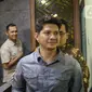 Aktor Iko Uwais berjalan menuju kendaraan usai memenuhi panggilan Kepolisian Resor Metro Bekasi Kota pada Jumat (17/6/2022). Sebelumnya Iko Uwais dicecar 14 pertanyaan dalam pemeriksaan kasus dugaan pengeroyokan di Mapolres Metro Bekasi Kota. (Liputan6.com/Herman Zakharia)