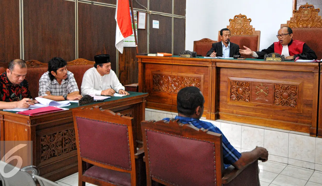 Suasana sidang lanjutan praperadilan praperadilan Mantan Gubernur Papua, Barnabas Suebu di PN Jakarta Selatan, Rabu (1/7/2015). Sidang beragenda mendengarkan keterangan saksi ahli dari pihak pemohon. (Liputan6.com/Yoppy Renato)