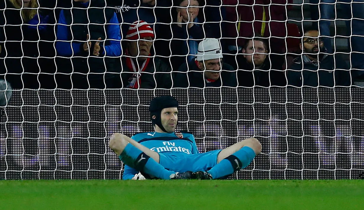 Kiper Arsenal, Petr Cech lunglai usai laga Southampton vs Arsenal di Stadion St Mary, Inggris, Sabtu (26/12/2015). Arsenal dihajar tuan rumah Southampton dengan skor telak 0-4. (Reuters / Eddie Keogh)