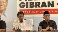 Jubir Menhan Prabowo Subianto, Dahnil Anzar Simanjuntak didampingi Wakil Ketua TKN Prabowo-Gibran, Habiburokhman menyampaikan keterangan pers terkait dugaan pengancaman. Dahnil mengaku mendapat ancaman dari orang tak dikenal usai mengklarifikasi hoaks kasus korupsi pembelian pesawat tempur Mirage dari Qatar. (Liputan6.com/Ady Anugrahadi)