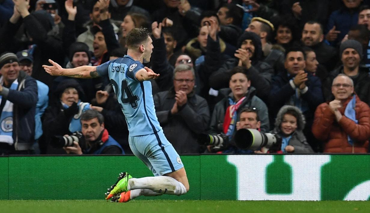 Bek Manchester City, John Stones melakukan selebrasi usai mencetak gol ke gawang AS Monaco pada pertandingan Leg pertama 16 besar Liga Champions di stadion Etihad, Inggris (22/2). City menang atas AS Monaco 5-3. (AFP Photo / Paul Ellis)
