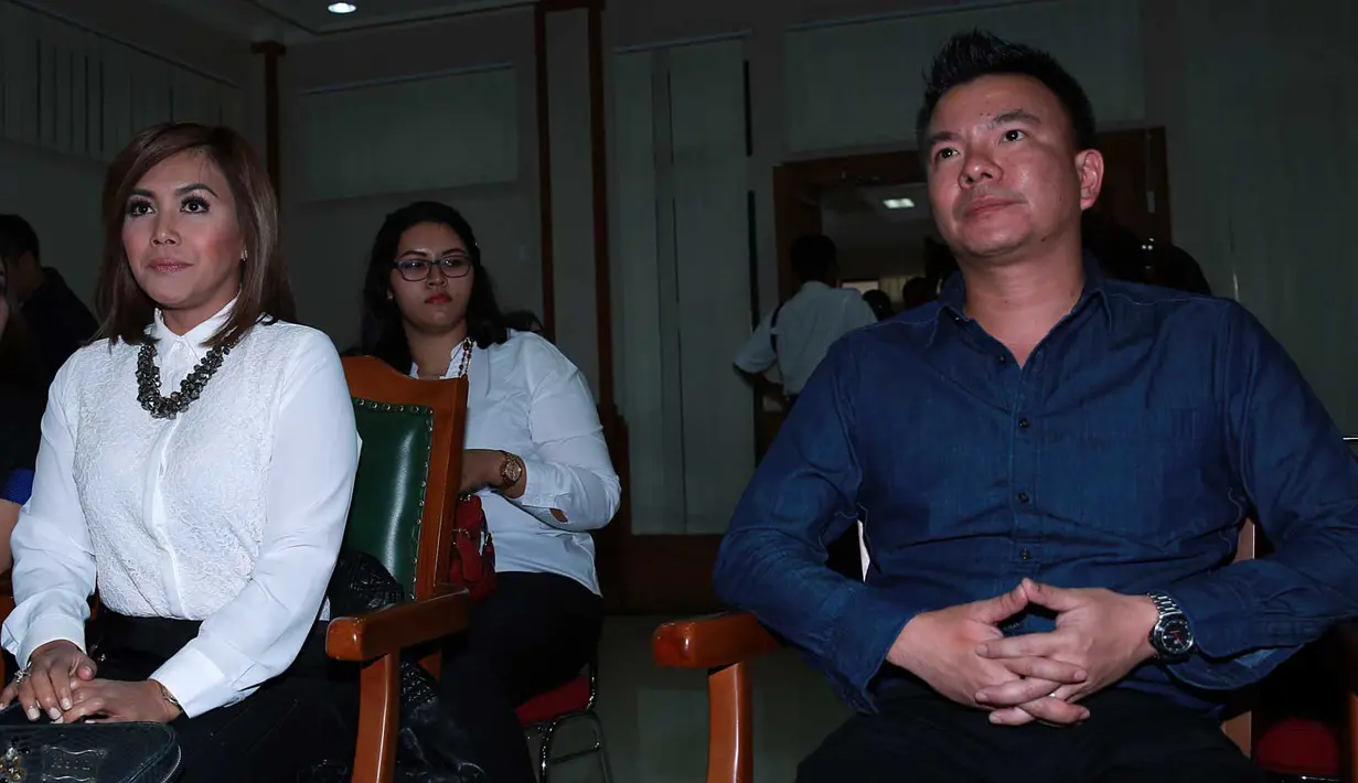 Denada dan Jerry Aurum menghadapi sidang perceraian mereka di Pengadilan Agama Jakarta Selatan, Senin (3/8/2015). (Deki Prayoga/Bintang.com)