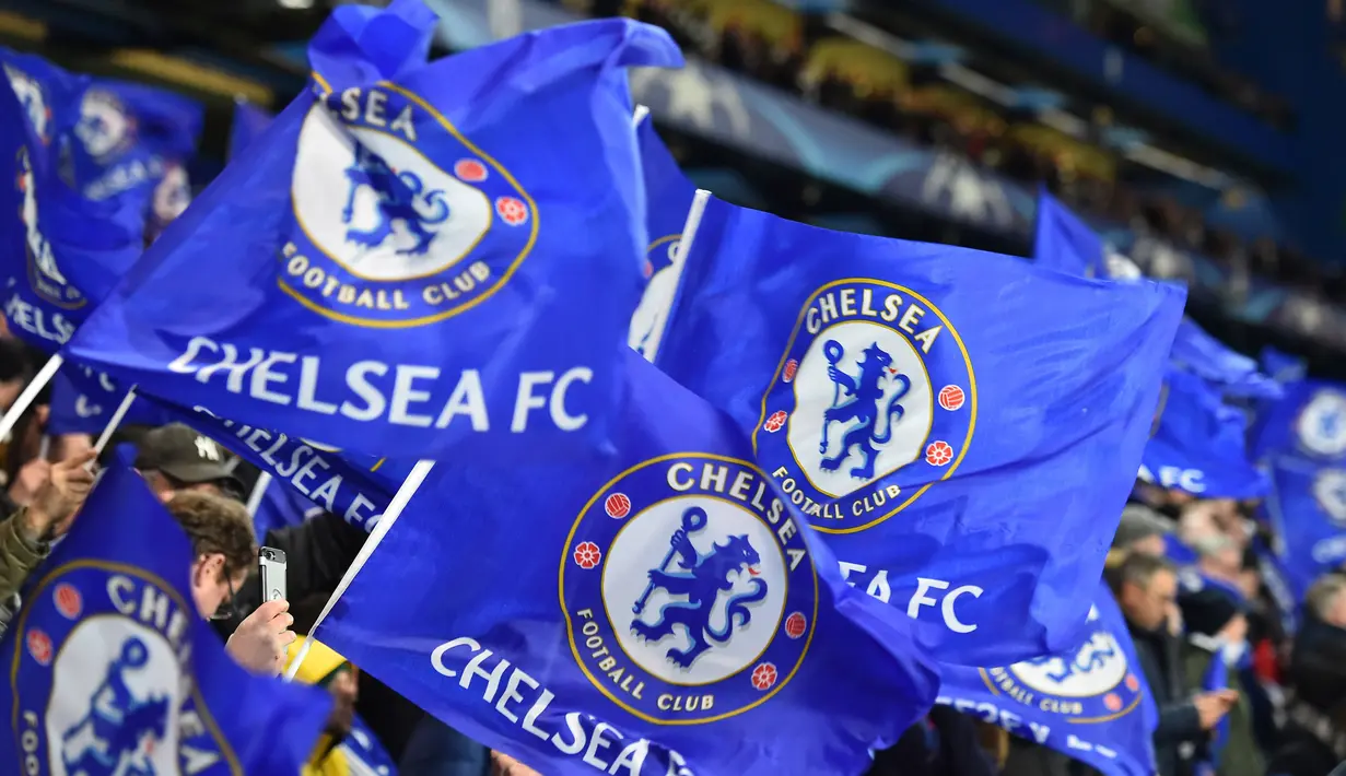 Suporter Chelsea memberikan dukungan saat melawan Barcelona pada laga Liga Champions di Stadion Stamford Bridge, London, Selasa (20/2/2018). Hingga babak pertama usai kedudukan masinh imbang 0-0. (AFP/Glyn Kirk)