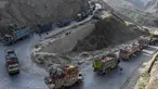 Truk-truk yang mengangkut para pengungsi Afghanistan beserta barang-barang mereka terlihat di sepanjang jalan menuju perbatasan Torkham Pakistan-Afghanistan pada tanggal 3 November 2023. (Abdul MAJEED/AFP)