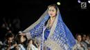 Model memeragakan busana rancangan desainer Ghea Panggabean pada acara budaya perempuan Supreme Indonesia di Silang Monas, Jakarta, Selasa (31/7). Koleksi rancangan Ghea ini menggambarkan kekuatan wanita di balik kelembutannya (Liputan6.com/Faizal Fanani)