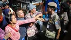 Para pedagang melawan petugas saat penertipan PKL di kawasan Stasiun Kota Tua, Jakarta, Selasa (25/10). Dalam penertipan tersebut pedagang melawan dikarenakan mereka telah membayar iuran setiap harinya  ke petugas. (Liputan6.com/Faizal Fanani)