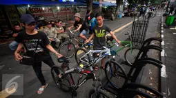 Pesepeda memarkirkan sepedanya di kawasan pedestrian Malioboro, Yogyakarta, Jumat (15/4). Kawasan Malioboro sedang ditata menjadi kawasan yang ramah untuk para pejalan kaki dan pesepeda. (Liputan6.com/ Boy Harjanto)