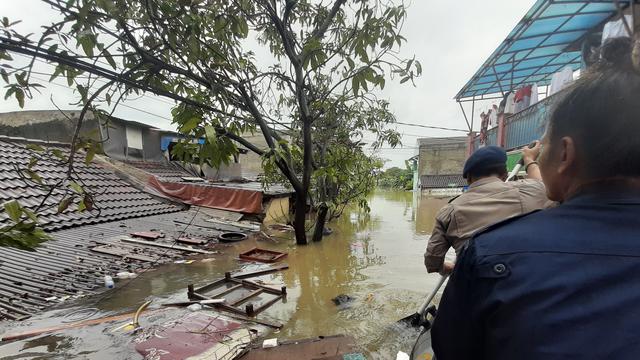 Tanggul jebol di Perumahan Total Persada dan Periuk Damai, Kota Tangerang yang membuat dua perumahan tersebut terendam 2 sampai 3.5 meter. (Liputan6.com/Pramita Tristiawati)