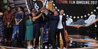 Puncak penghargaan Festival Film Bandung (FFB) 2017 baru saja digelar pada Minggu (22/10). Film Cek Toko Sebelah berhasil meraih gelar Film Terpuji menyingkirkan film Athirah, Filosopi Kopi 2: Ben & Jody, Istirahatlah Kata-kata, dan Kartini.