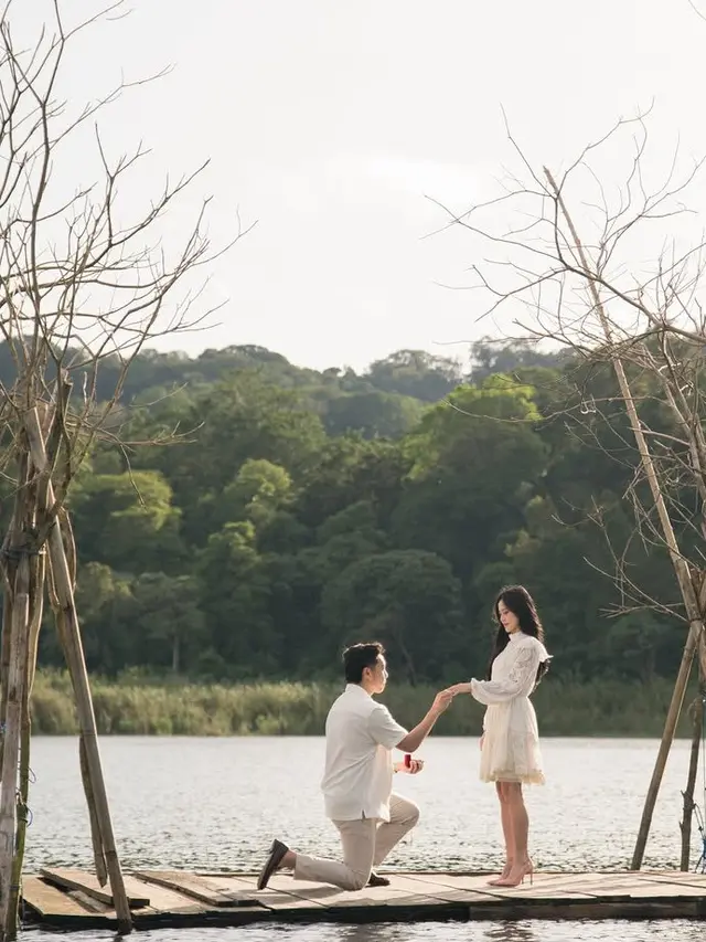 Jessica Jane Dilamar Kekasih di Danau. [@jessicajane99]