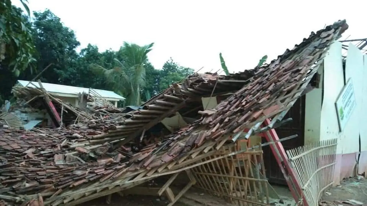 Dihantam angin, sekolah di Karawang ambruk