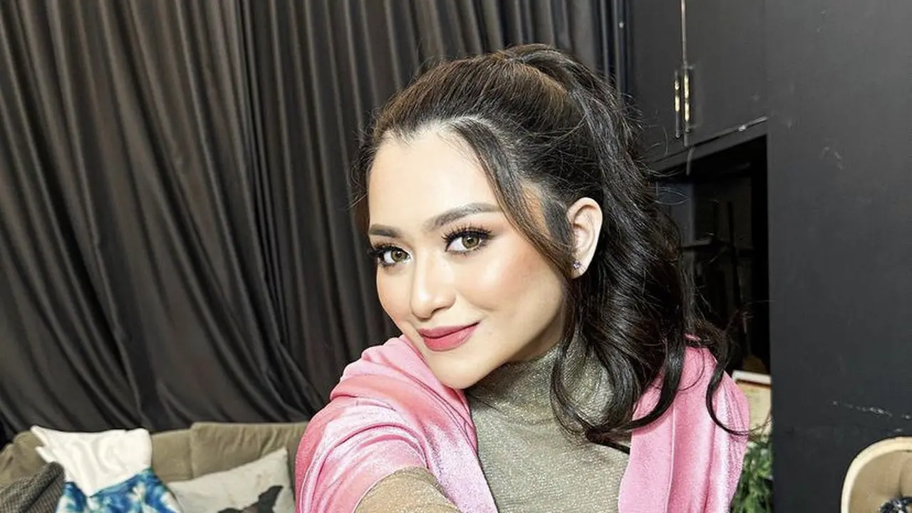 Gaya Busana Nathalie Holscher Setelah Lepas Hijab