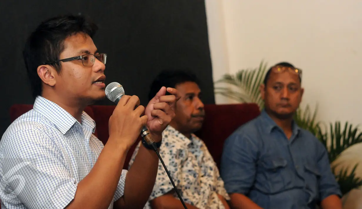 Direktur Partisipasi Indonesia, Ari Aryanto (kiri) berbicara pada diskusi Nasib Nawacita? di Jakarta, Minggu (13/3/2016). Sejumlah pakar dan pengamat mulai mengkritisi program Nawacita pemerintahan Presiden Joko Widodo. (Liputan6.com/Helmi Fithriansyah)
