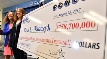 Seorang wanita bernama Mavis Wanczyk berdiri didekat plang kemenangannya saat konferensi pers di Braintree, AS (24/8). Mavis Wanczyk memenangkan hadiah lotre Powerball sebesar 758 juta dolar AS atau hampir Rp 10 triliun. (AP Photo/Steven Senne)