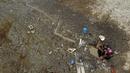 Luiz Diego Pinheiro Ferreira menggali dasar danau Puraquequara yang kering untuk mendapatkan air di tengah kekeringan parah, di Manaus, negara bagian Amazonas, Brasil, Kamis, 5 Oktober 2023. (AP Photo/Edmar Barros)