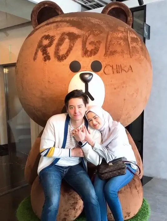 Cut Meyriska dan Roger Danuarta makin sering tampil mesra dalam berbagai kesempatan. Keduanya nampak berbahagia saat liburan bersama. Pasangan ini selalu nampak romantis di tiap momennya. (Liputan6.com/IG/@cutratumeyriska)