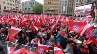 Suporter Bayern Munchen merayakan gelar juara Bundesliga di Marienplatz, Munchen, Minggu (15/5/2016). (AFP/Christof Stache) 