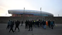 Sejumlah penonton memadati stadion baru Everton, Bramley Moore Dock untuk menyaksikan pertandingan uji coba persahabatan antara Everton U18 melawan Wigan U18 di Liverpool, Inggris, Senin (17/02/2025) waktu setempat. (AFP/Paul Ellis)