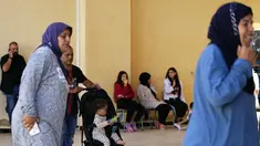 Warga yang mengungsi dari Lebanon selatan, duduk di sebuah sekolah yang digunakan sebagai tempat berlindung di kota pelabuhan selatan Tyre, Lebanon, Jumat, 20 Oktober 2023. (AP Photo/Hassan Ammar)