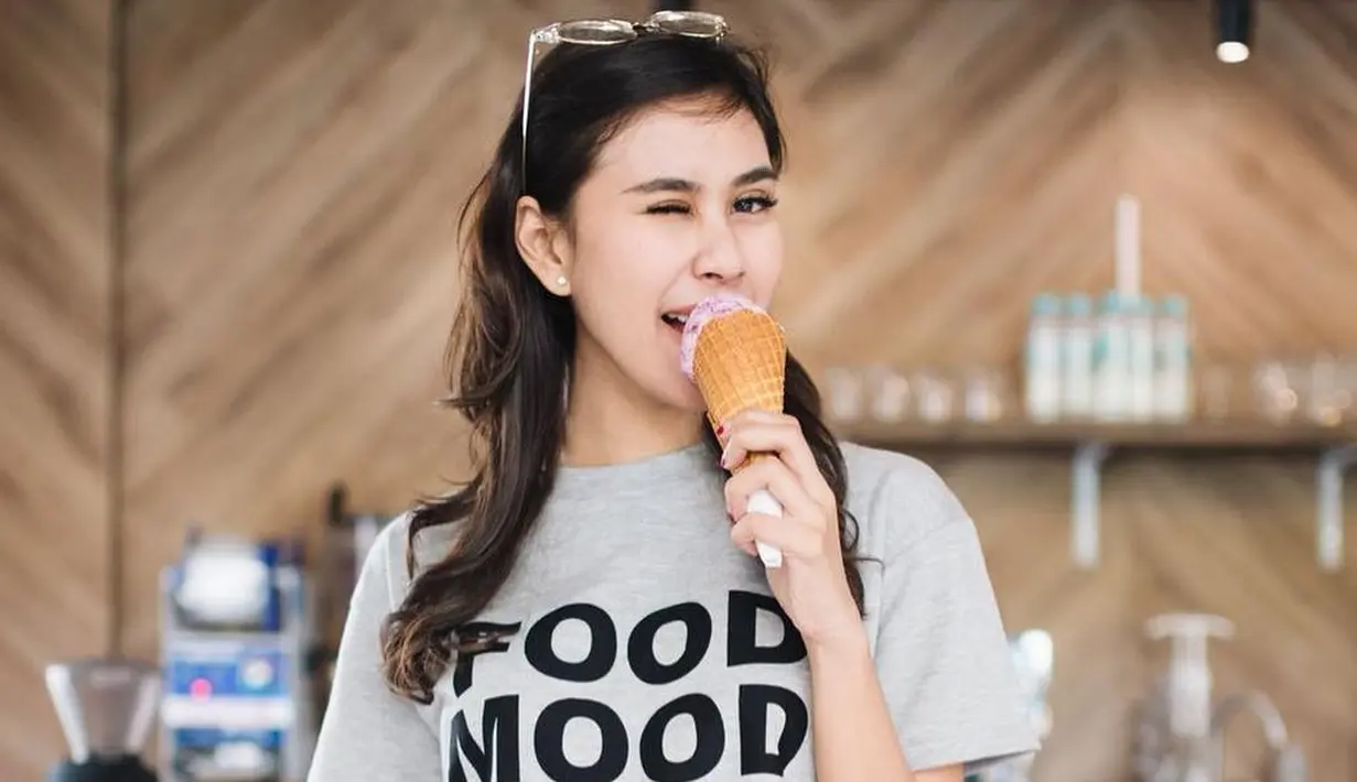 Syahnaz Sadiqah sebentar lagi akan segera melepas masa lajangnya dengan menikah bersama Jeje Govinda. Penampilan Syahnaz pun sering menjadi sorotan lantaran parasnya yang makin memesona. (Instagram/syahnazs)