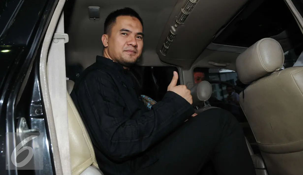Saipul Jamil berpose didalam mobil usai menjalani pemeriksaan di Gedung KPK, Jakarta, Selasa (17/1). Lagu tersebut becerita soal kesetiaan yang mungkin ditujukan Saipul Jamil untuk kawan yang tak lagi mendampinginya. (Liputan6.com/Helmi Affandi)