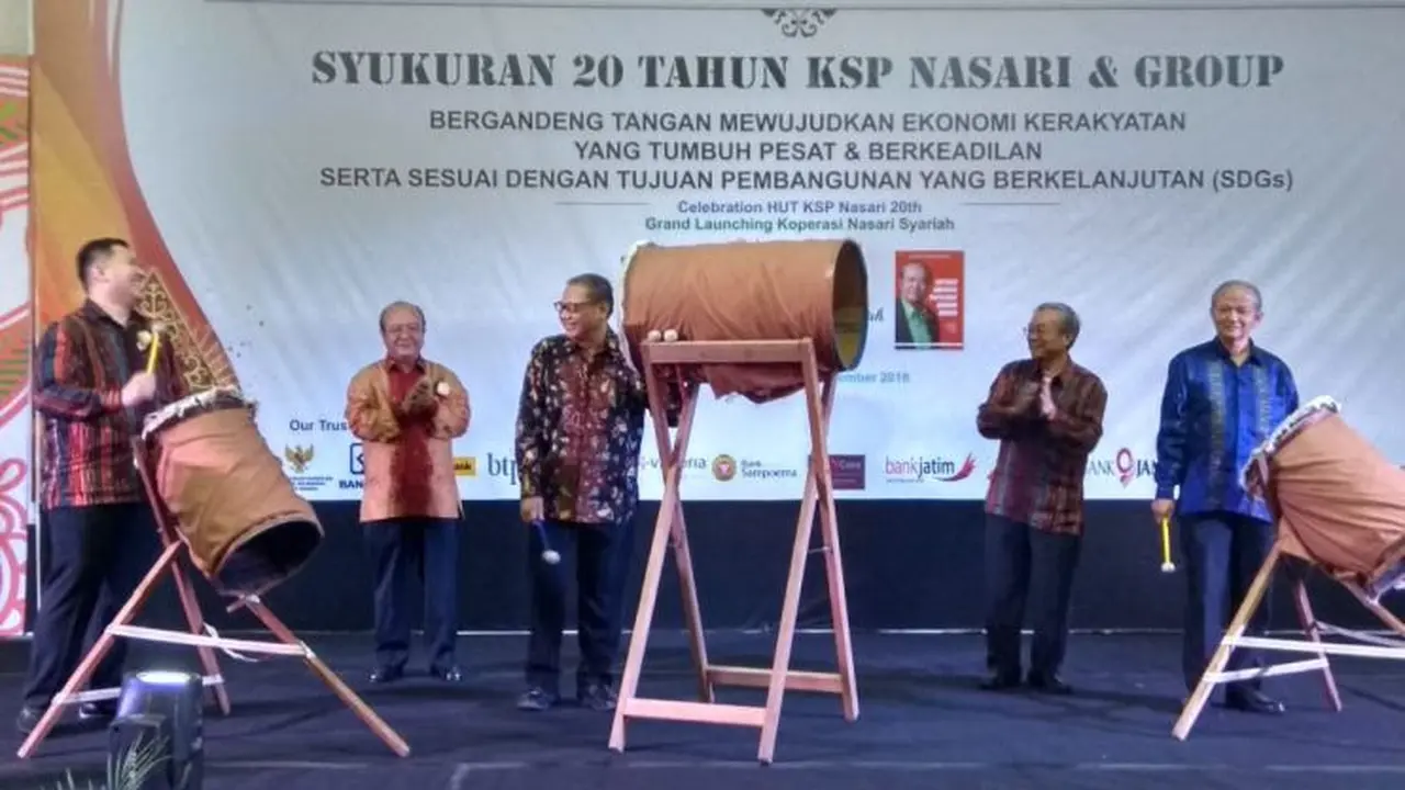 Menteri Koperasi dan UKM, Anak Agung Gede Ngurah Puspayoga menghadiri perayaan ulang tahun KSP Nasari yang ke-20. Jumat (7/9/2018). (Yayu Agustini Rahayu/Liputan6.com)
