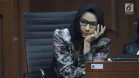 Terdakwa dugaan gratifikasi dan suap pemberian izin lokasi perkebunan kelapa sawit, Rita Widyasari saat mengikuti sidang lanjutan di Pengadilan Tipikor, Jakarta, Selasa (3/4). Sidang mendengar keterangan saksi. (Liputan6.com/Helmi Fithriansyah)