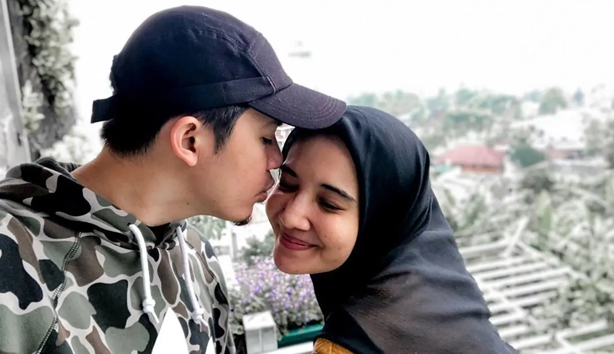 Keduanya juga tak sungkan untuk menunjukan kemesraan saat sedang berlibur dalam unggahan foto di media sosial masing-masing. Sering kali kemesraan yang ditunjukan keduanya membuat netizen gemas.(Liputan6.com/IG/@irwansyah_15)